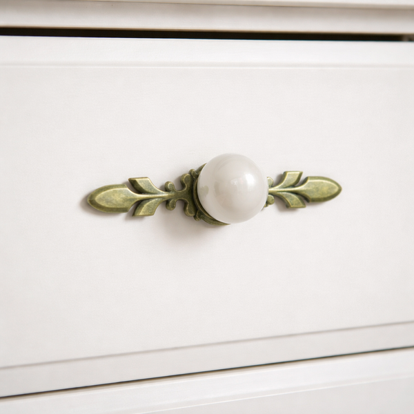 Verdana Leaf Globe Knob