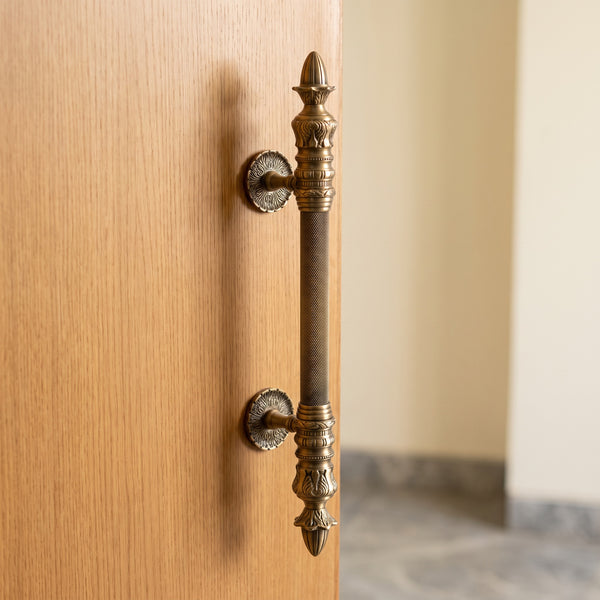 Begonya Knurled Solid Brass Pull Handle in Antique, 24-inch, fitted on a main door
