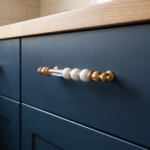 Venezia Bead Bar Handle in PEARL+PG, 128mm, fitted on a kitchen drawer