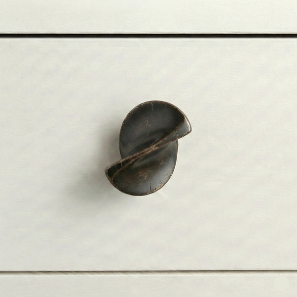 Pervane Wing Knob in Sedef Pearl